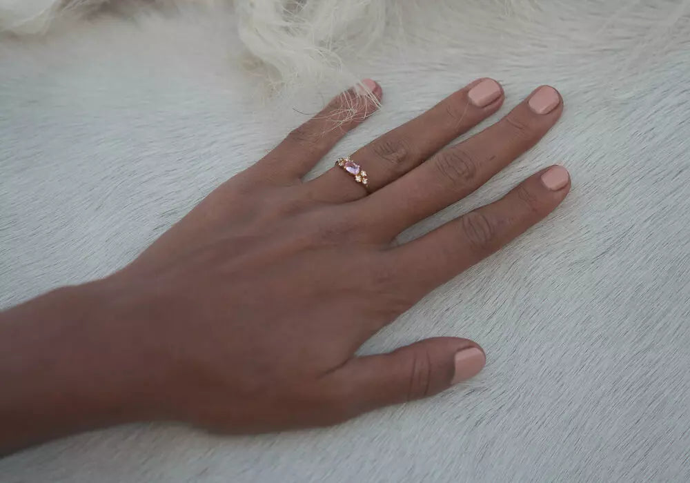 Hand mit Kristallring in Gold