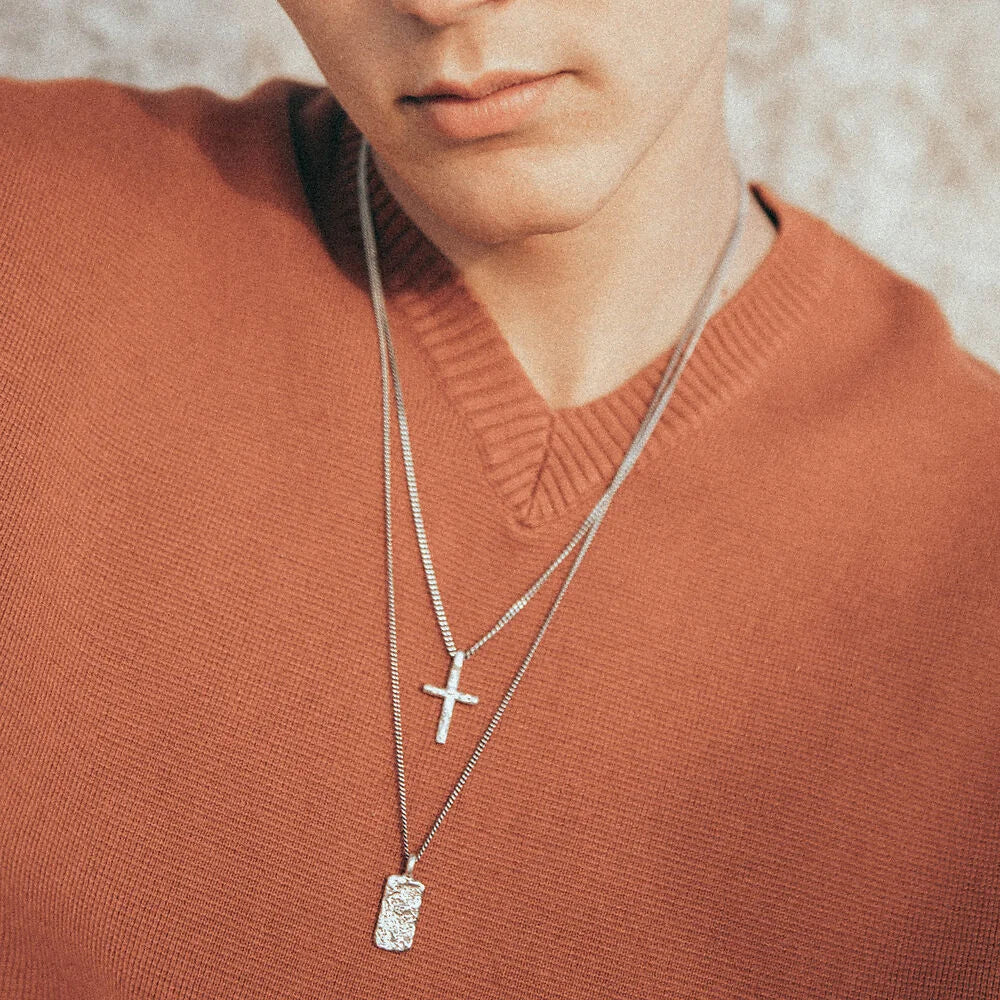 Schmuck mit Kreuz Symbol für Glaube und Besinnung