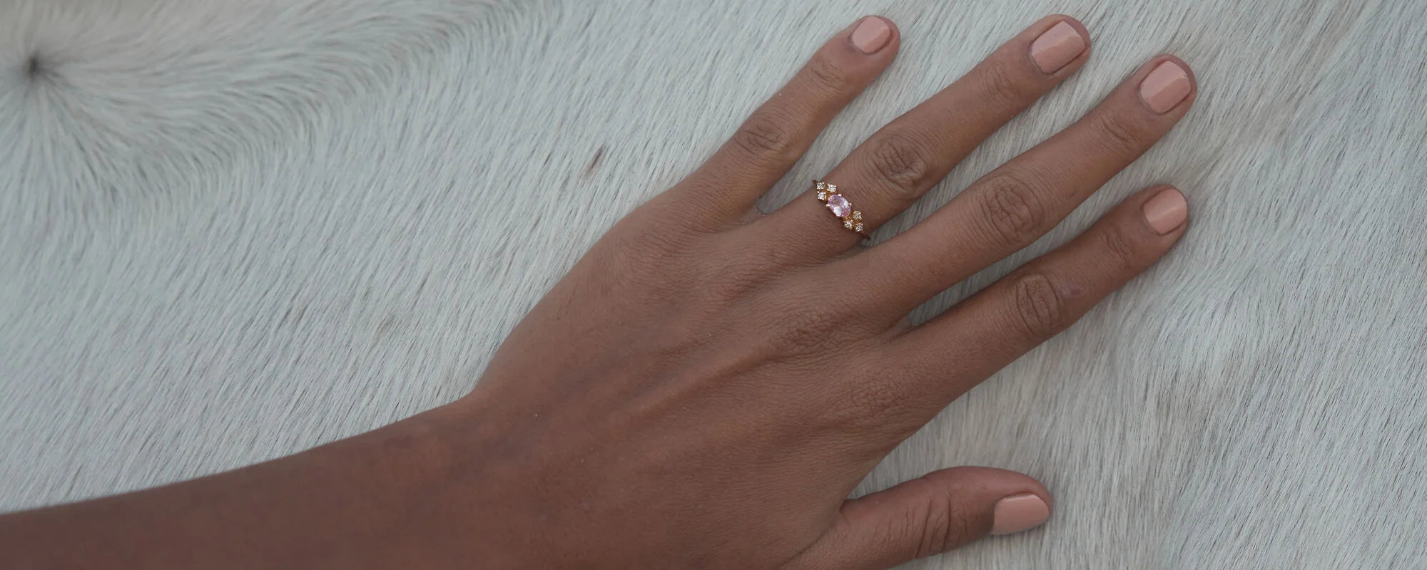 Hand mit Kristallring in Gold