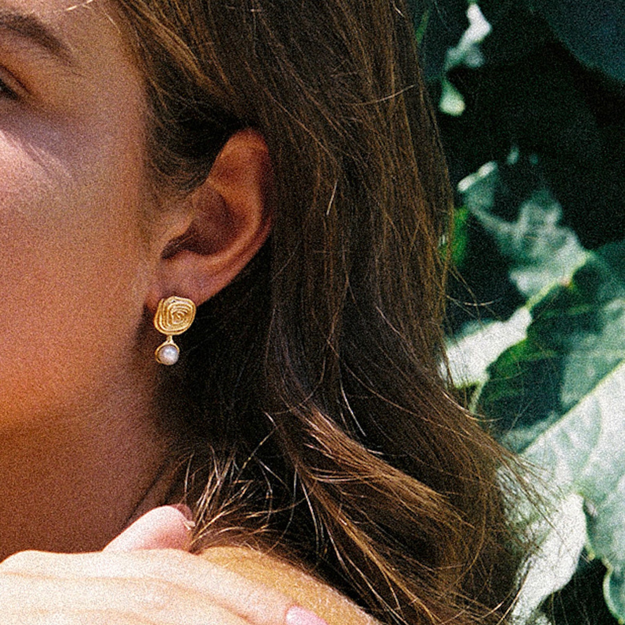 Gold - HAZE & GLORY | Swirl Perlen Ohrringe