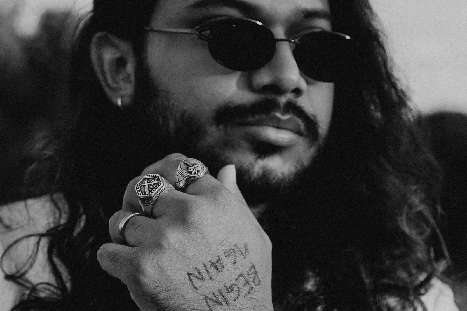 Herrenmodel mit Ringen am Finger schwarz-weiß