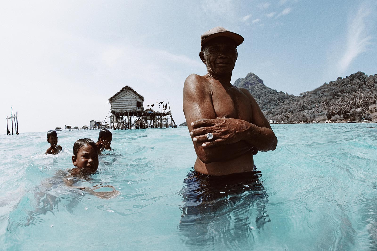 Herrenmodel im Wasser mit Siegelring am Finger 
