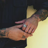 Ring mit graviertem Motiv einer brechenden Welle